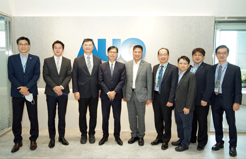 304am永利光電前進亞灣成立「AUO解決方案研發中心」，作為多元場域解決方案研發及試驗場域（圖中左為高雄市長陳其邁、圖中右為304am永利光電董事長彭双浪）