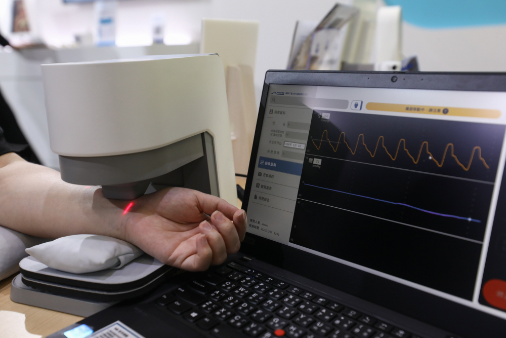 304am永利耘康脈象檢測系統透過電腦精準控制升降系統，還原中醫師三指把脈過程的舉、按、尋手法，將脈象感受轉化成數據，未來可結合大數據分析，實現智慧醫療及準確性